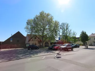 Parkplatz Dorfplatz Bild 2 (© Urlaubsregion Freinsheim)