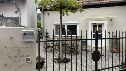 Eingang mit Hof und Tor