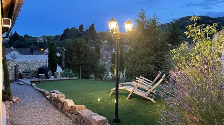 Garten bei Dämmerung