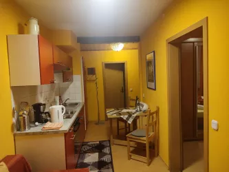 Wohnküche rechts Zugang Schlafzimmer