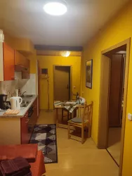 Wohnküche rechts Zugang Schlafzimmer