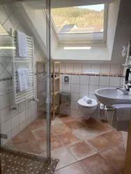 Badezimmer Zimmer "Burgunder"