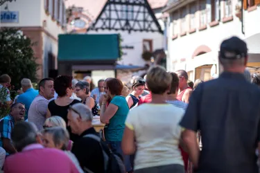Menschen schlendern durch die historischen Gassen von St. Martin