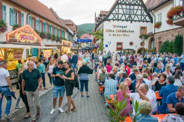 Weinfeststimmung vor der Ausschankstelle Altes Schlösschen in St. Martin (Maikammererstraße)