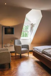 Kleinstes Doppelzimmer Haupthaus Dachschräge