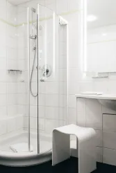 Bad Kleinstes Doppelzimmer Haupthaus Dachschräge