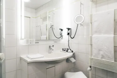 Bad Kleinstes Doppelzimmer Haupthaus Dachschräge