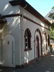 WC am Dorfbrunnen (© Verein Südliche Weinstrasse Herxheim e.V.)