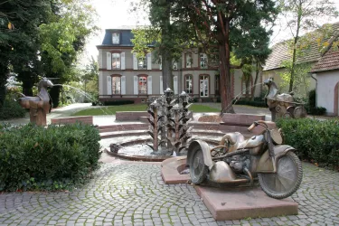 Villa Wieser mit Dorfbrunnen 2 (© Verein Südliche Weinstrasse Herxheim e.V.)
