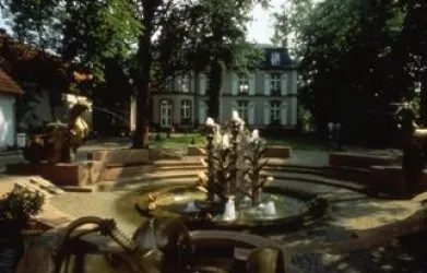 Villa Wieser mit Dorfbrunnen (© Verein Südliche Weinstrasse Herxheim e.V.)