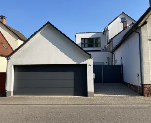 Hausansicht und Parkplatz (© Caroline Mayr)