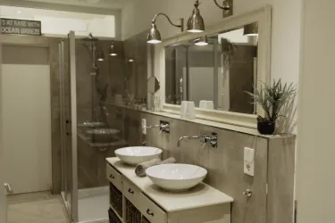 Badezimmer mit Dusche, Wanne und WC