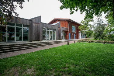 Das Gerhard-Weber-Haus im Park der Villa Wieser beherbergt die Unterrichtsräume für die Bildhauer.