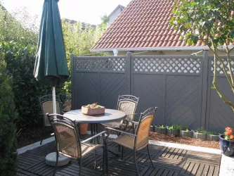 Freisitz im Garten (© Ferienwohnung Gerlinde, Herxheim)