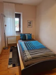 Schlafzimmer mit einem Einzelbett.