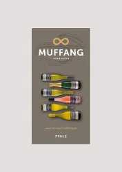 Eine Auswahl an Weinen in verschiedenen Flaschen von der Weinkellerei Muffang. Die Flaschen sind in einer ansprechenden Anordnung auf einem grauen Hintergrund platziert.