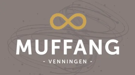 Ein minimalistisches Logo mit dem Wort "MUFFANG" in großen Buchstaben. Im Hintergrund ist ein schwungvolles Design mit einer Unendlichkeitssymbolik in goldener Farbe.