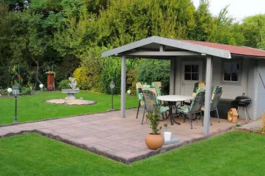 Sitzgelegenheit mit Grill am Gartenhäuschen