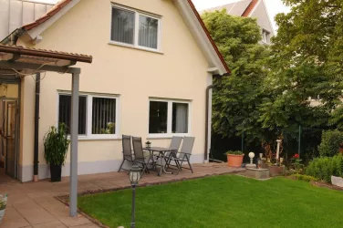 Sitzgelegenheit am Haus