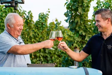 Weingut Johler, zum Wohl im Wingert (© Marc Ullemeyer, Quelle Weingut Johler)
