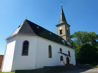 Langhaus mit Kirchturm im Hintergrund