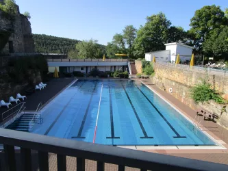 Schwimmbad Altleiningen (© Helena Jetses)
