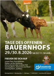 Ein Bauerhof mit einer Kuh und ihrem Kalb. Es wird eine Veranstaltung mit Stallführungen und Live-Musik angekündigt.