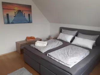Bett in Schlafzimmer 1