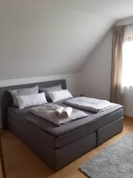Bett in Schlafzimmer 1