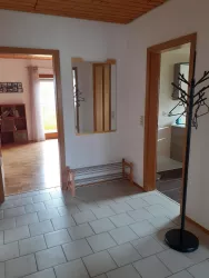 Flur mit Blick auf Wohnzimmer und Badezimmer