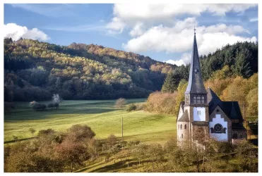 Kirche Berglangenbach im Herbst