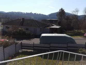 Blick auf Burgenmassiv Alt Dahn (© Archiv Ferienwohnung Burgpanorama)