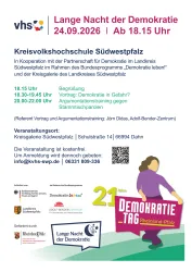 Ein Mann sitzt an einem Tisch in einer Bibliothek und liest etwas. Auf dem Tisch stehen Wasserflaschen und eine Lampe.