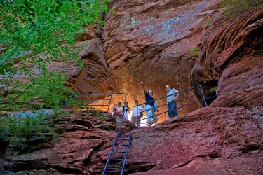 Büttelfelsen mit Treppenaufgang bei Dahn (© Kurt Groß)