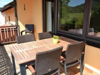 Balkon mit 8 Stühlen