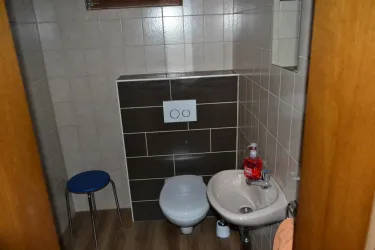 separates WC
