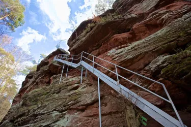 Römerfelsen mit Treppenaufgang bei Dahn (© Kurt Groß)