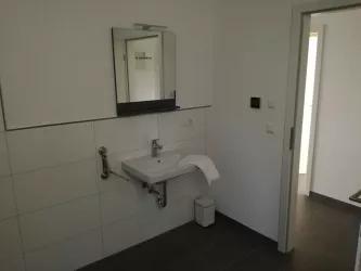 Badezimmer: Waschplatz (© Archiv Wachtfels-Lodge)