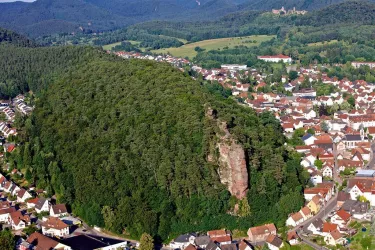 Blick auf den Jungfernsprung und Dahn (© Kurt Groß)