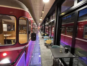 Eingangshalle Hotel Ferienbahnhof Reichenbach (© Matthäus Burkhart)