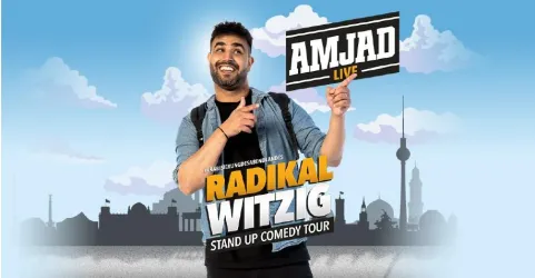 Ein fröhlicher Komiker, der ein Schild mit der Aufschrift "AMJAD LIVE" hält. Im Hintergrund ist eine Stadtsilhouette zu sehen.