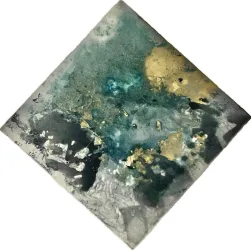 Ein abstraktes Bild mit blauen, grünen und goldenen Farbtönen. Die Farben vermischen sich und schaffen eine interessante Textur.