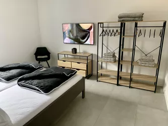SCHLAFZIMMER 1 GARDEROBE