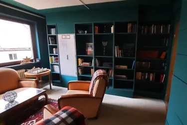 Bibliothek mit Leseecke (© Fam. Hellinger)