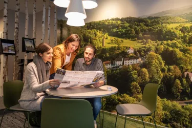 Beratung in der Touristinformation (© Pfalz Touristik, Dominik Ketz)