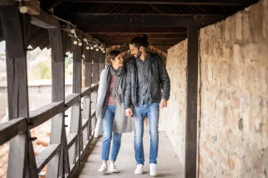 Spaziergang auf der Stadtmauer (© Pfalz Touristik, Dominik Ketz)