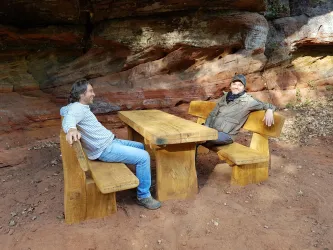 Neue Sitzgruppe an den Hasterfelsen