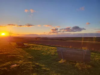 Ruhebänke am Monolith
