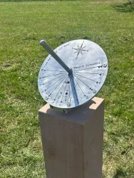Neue Sonnenuhr beim Monolith Donsieders