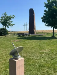 Neue Sonnenuhr am Monolith bei Donsieders